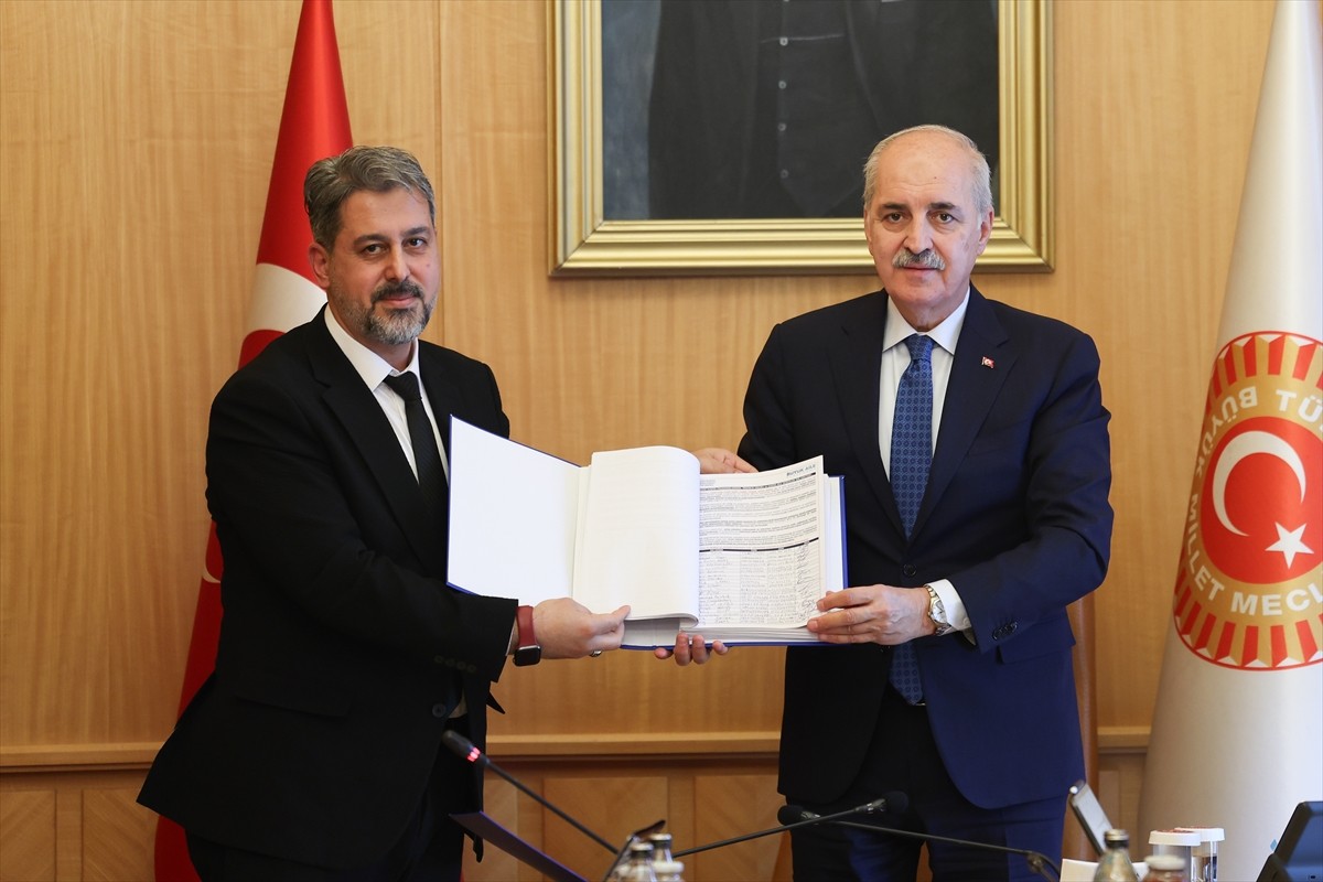 TBMM Başkanı Numan Kurtulmuş, Büyük Aile Platformu üyelerini, TBMM Başkanlığı Divan Salonu'nda...