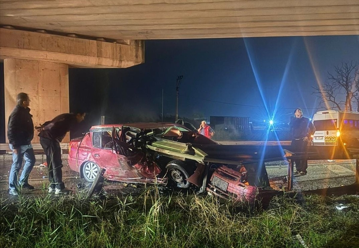 Tekirdağ'da bariyerlere çarpan otomobildeki 2 kişi hayatını kaybetti.