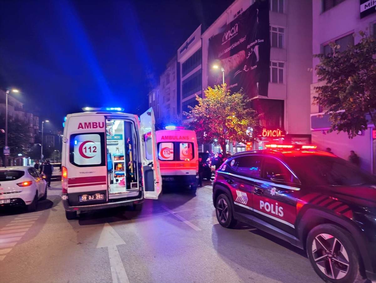 Tekirdağ'ın Çerkezköy ilçesinde 4 araç ve 3 motosikletin karıştığı zincirleme trafik kazasında 3...