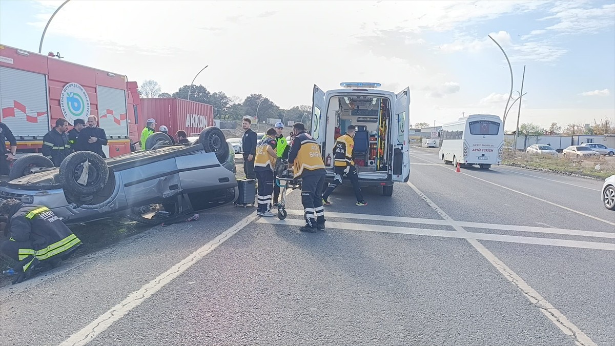 Tekirdağ'ın Çerkezköy ilçesinde bariyere çarparak devrilen otomobilin sürücüsü yaralandı.