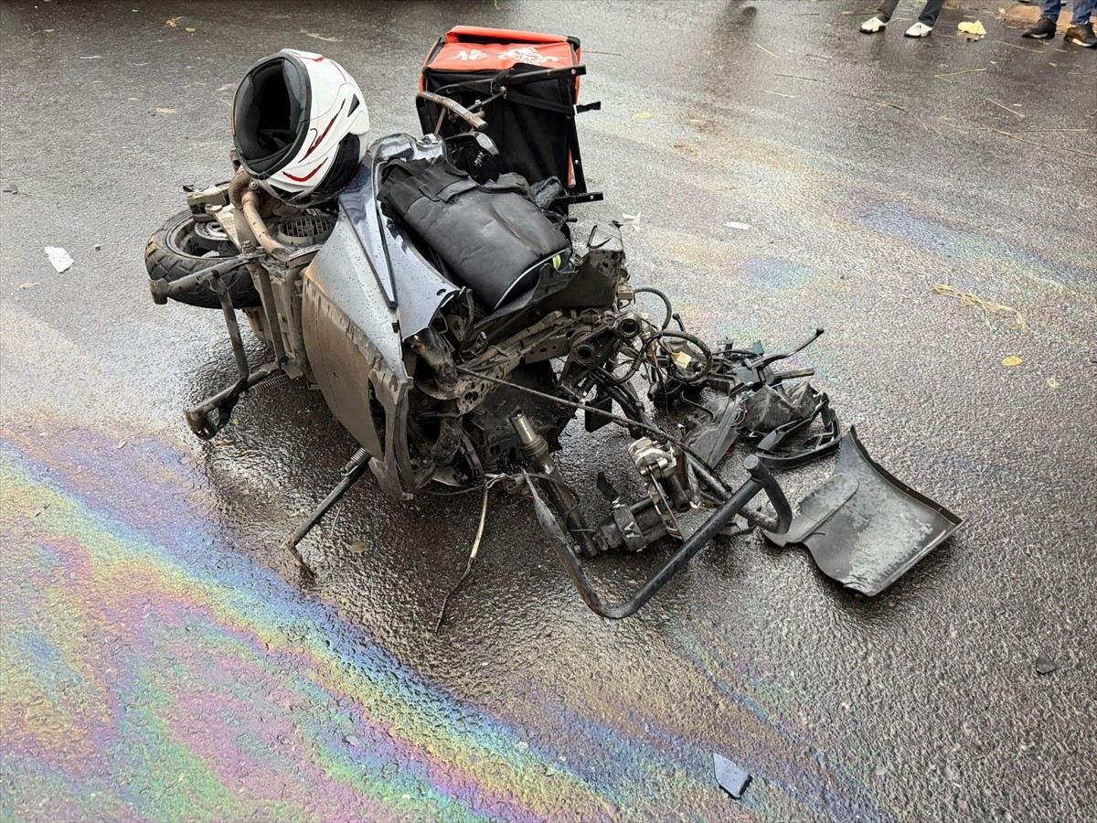  Tekirdağ'ın Çorlu ilçesinde motosikletin otomobille çarpıştığı kazada 2 kişi yaralandı.