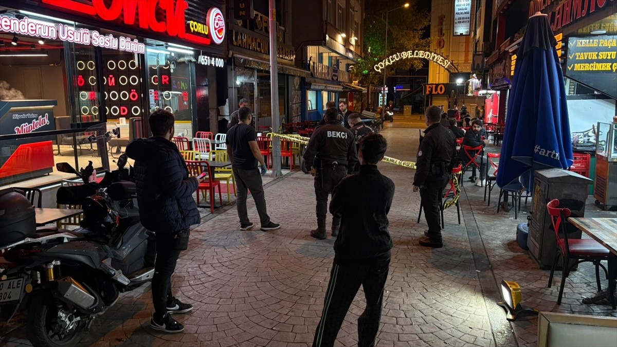 Tekirdağ’ın Çorlu ilçesinde çıkan silahlı kavgada 1 kişi hayatını kaybetti.