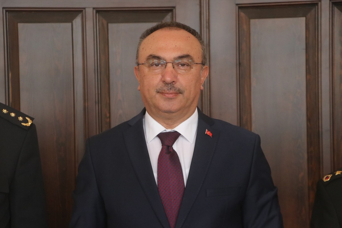 Tekirdağ Valisi Recep Soytürk, Valilikte düzenlenen asayiş toplantısının ardından gazetecilere...