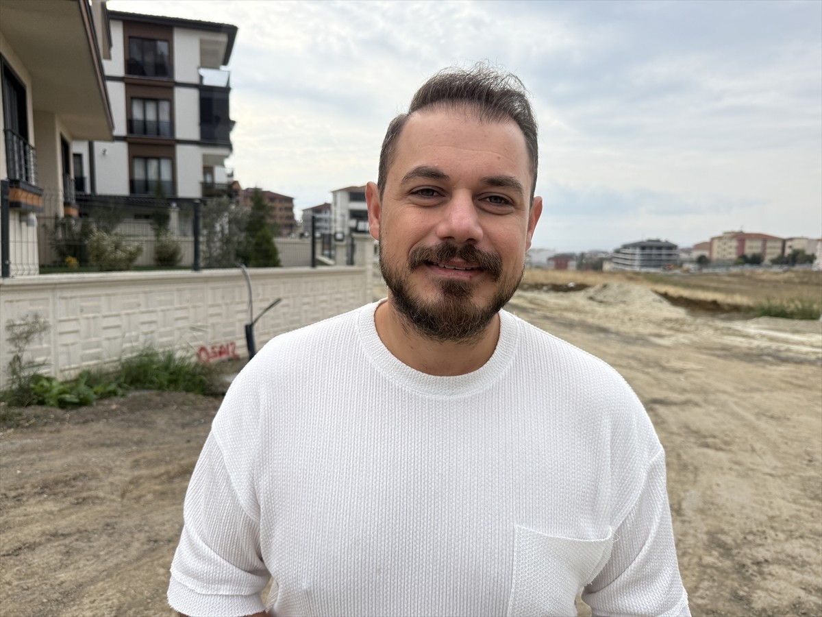  Tekirdağlı müzisyen Ahmet Merih Çelik, başvurmasına rağmen belediyenin yolları onarmadığını ileri...