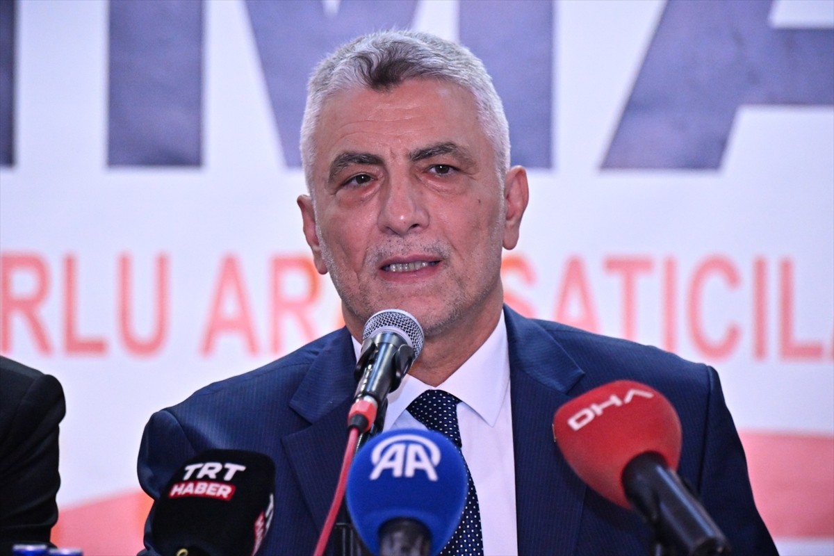 Ticaret Bakanı Ömer Bolat, İSTOÇ Ticaret Merkezi'ndeki İstanbul Motorlu Araç Satıcıları Derneğini...