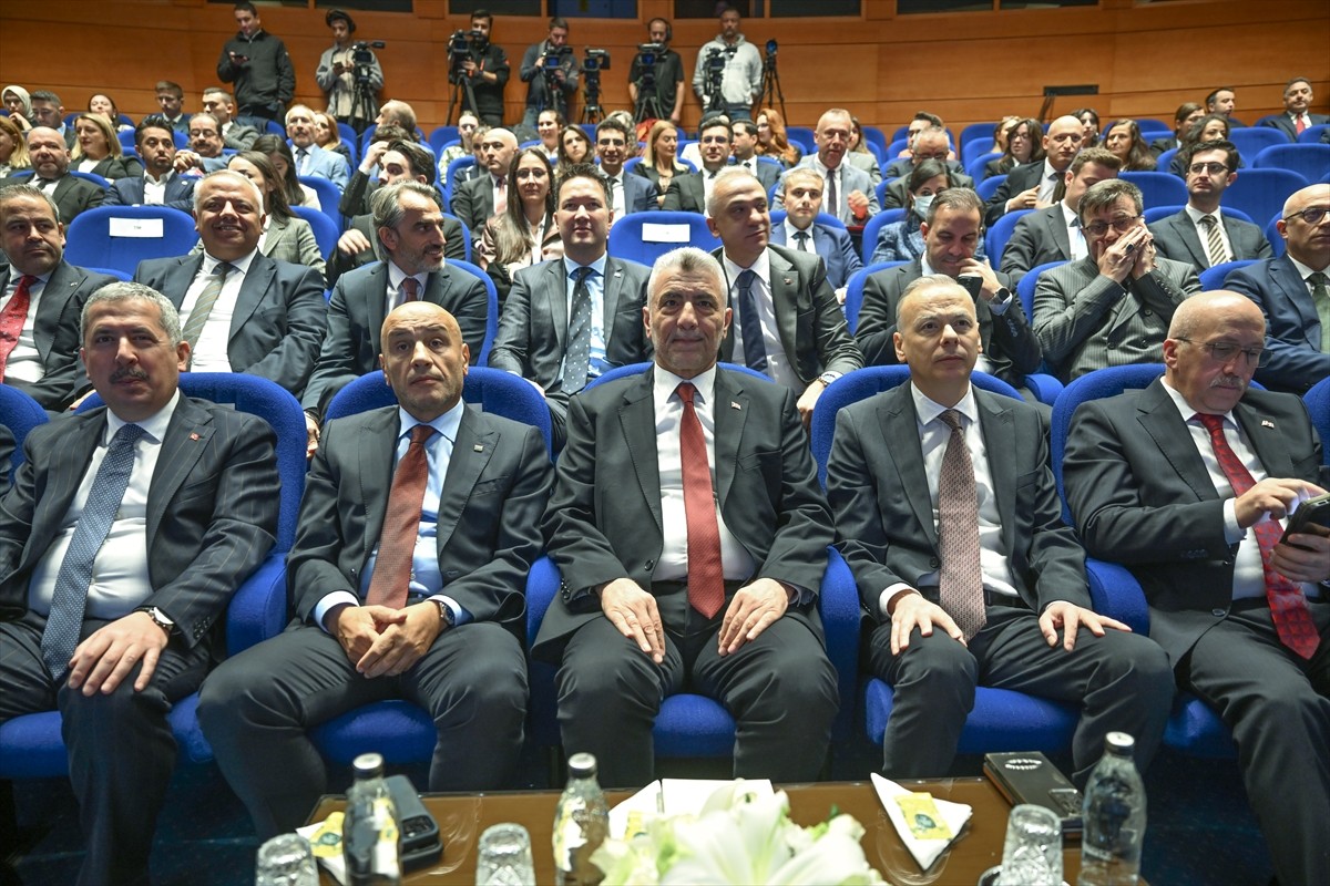 Ticaret Bakanı Ömer Bolat (ortada), Türkiye İhracatçılar Meclisi (TİM) Başkanı Mustafa Gültepe ile...