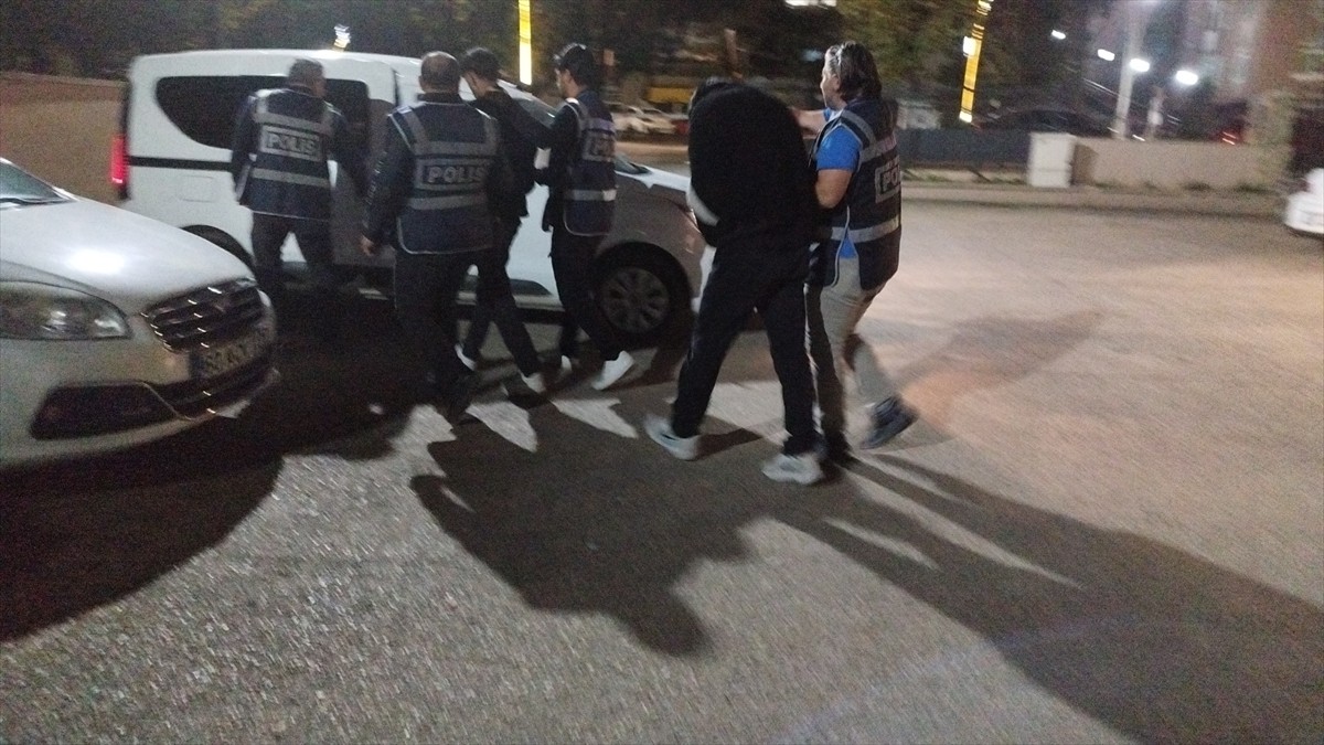 Tokat'ta 10 gün arayla 2 kadını yaklaşık 1,8 milyon lira dolandırdığı iddiasıyla yakalanan 2 zanlı...