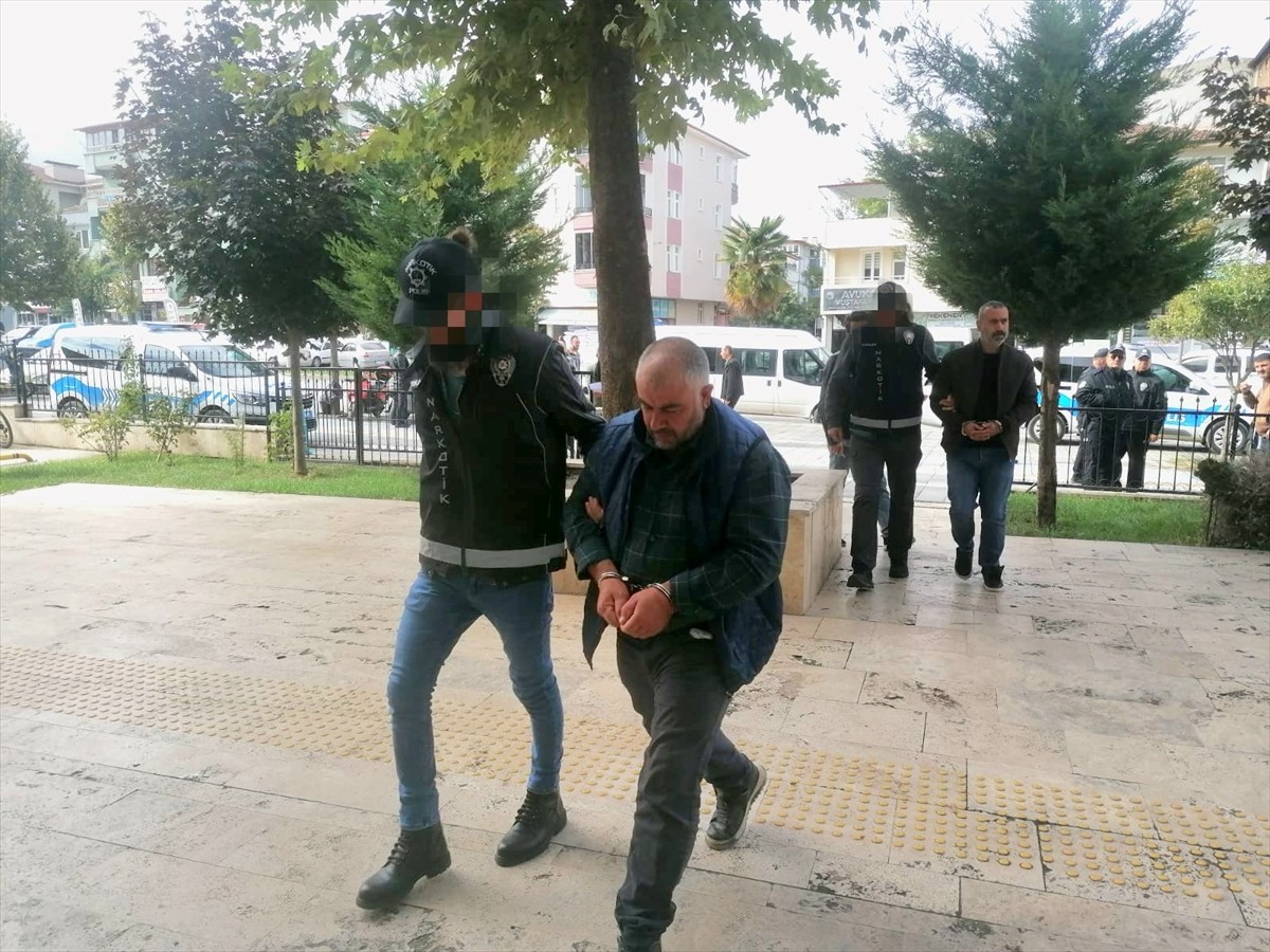 Tokat merkezli uyuşturucu operasyonunda gözaltına alınan 3 zanlı tutuklandı.