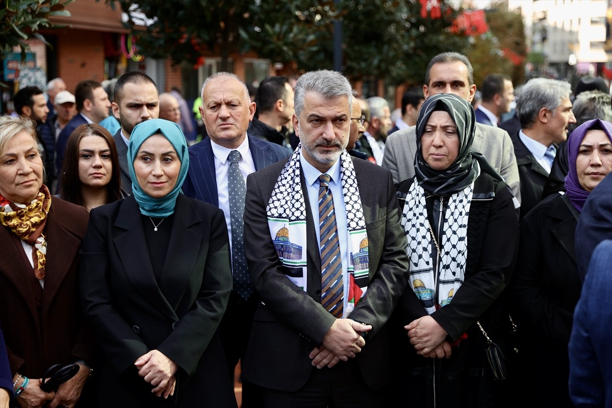 Trabzon'da düzenlenen kampanya ile toplanan insani yardım malzemelerinin yer aldığı 10 tır...