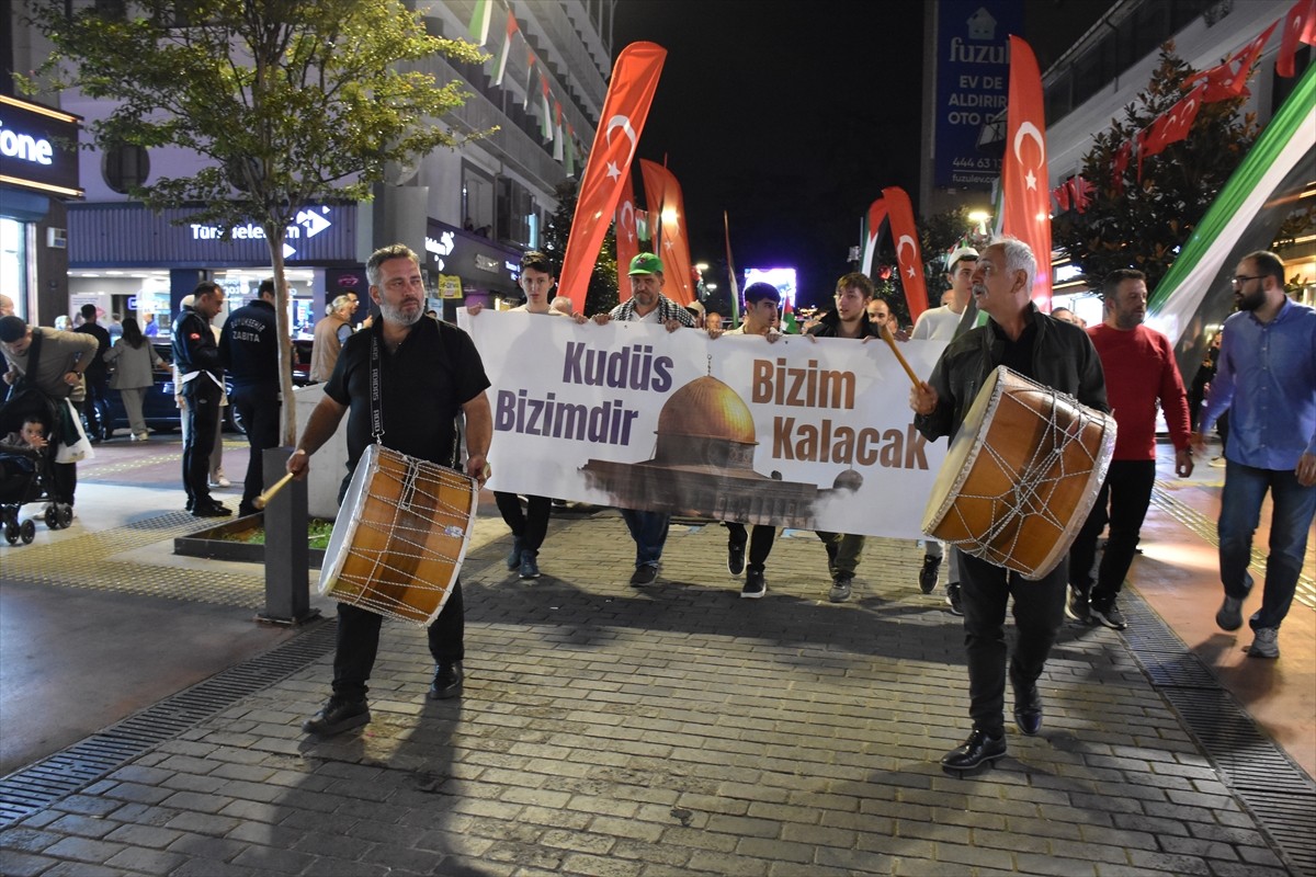 Trabzon'da İsrail'in Gazze'ye yönelik saldırıları protesto edildi. İskenderpaşa Camisi önünde bir...