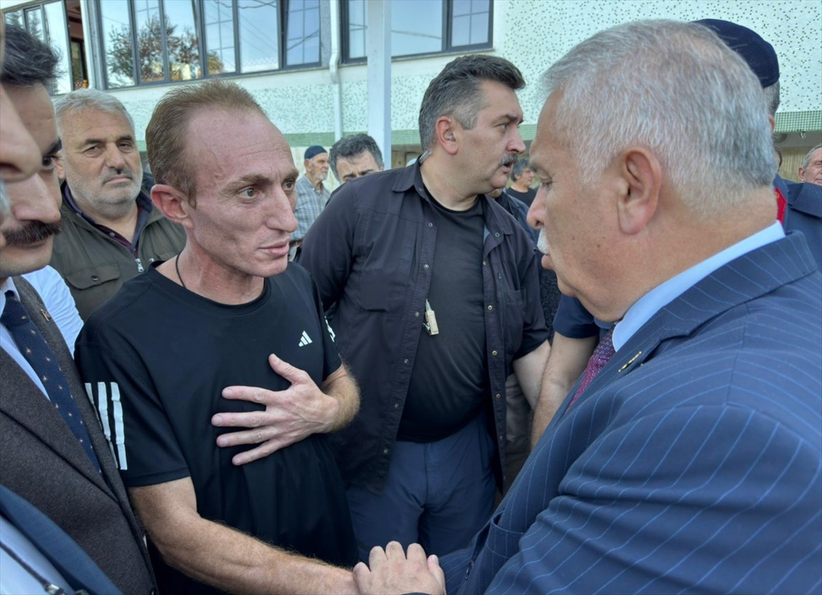 Trabzon'un Araklı ilçesinde 71 yaşında hayatını kaybeden Kıbrıs gazisi Mehmet Şahintaş'ın cenazesi...