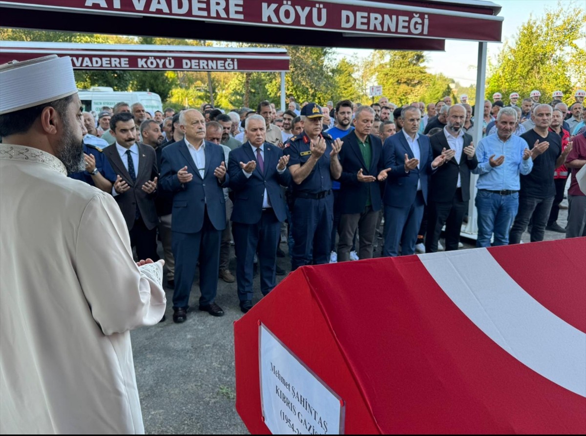 Trabzon'un Araklı ilçesinde 71 yaşında hayatını kaybeden Kıbrıs gazisi Mehmet Şahintaş'ın cenazesi...