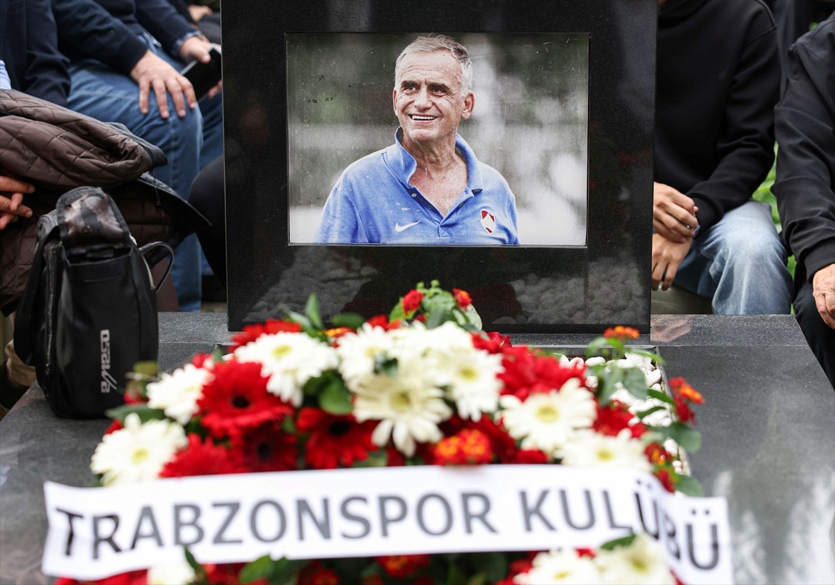 Trabzonspor'un efsane isimlerinden Kadir Özcan, vefatının 12. yılında kabri başında anıldı....