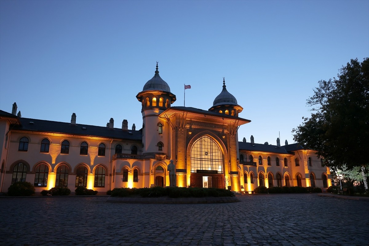 Trakya Üniversitesi (TÜ) Karaağaç Yerleşkesi'nde bulunan tarihi garda nostaljik dokuya uygun dış...