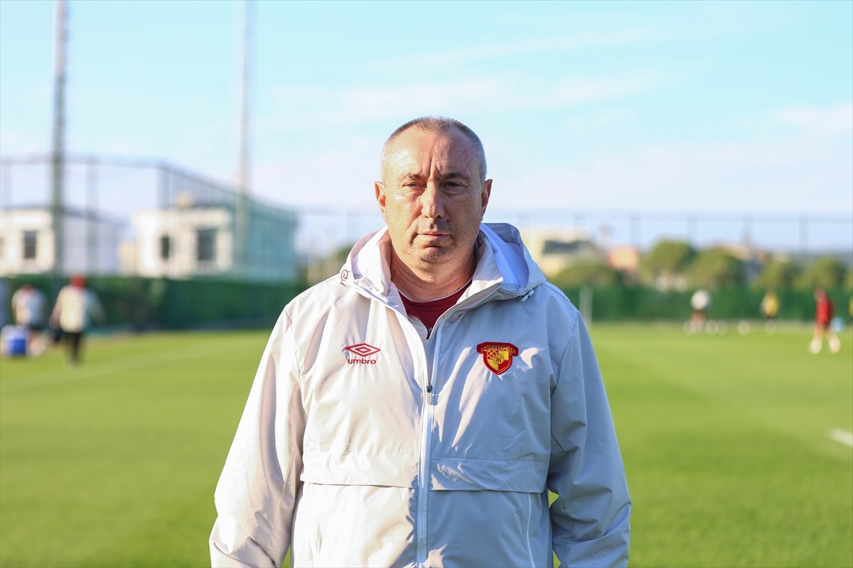 Trendyol Süper Lig ekiplerinden Göztepe'nin teknik direktörü Stanimir Stoilov, Göztepe'nin Urla...