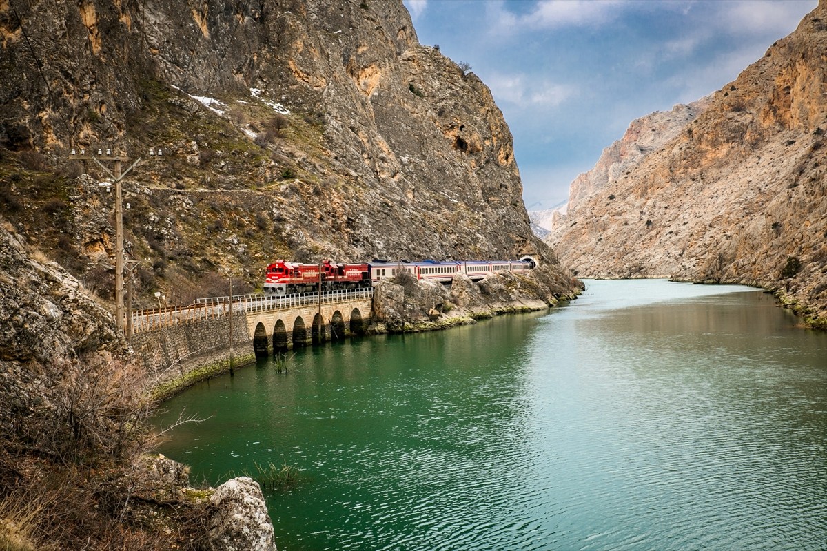 Turistik Doğu Ekspresi yeni sezon biletlerinin yarın satışa çıkacağı bildirildi. "2025-2026 kış...