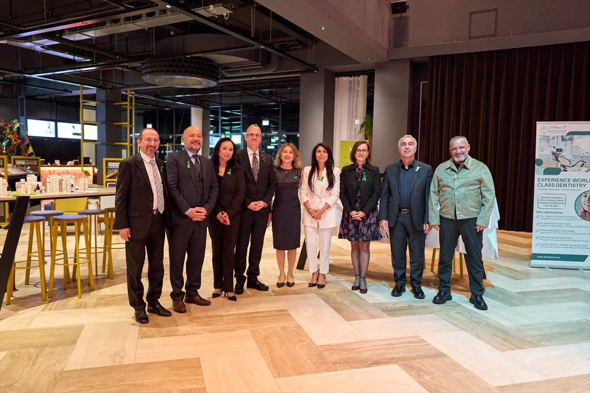 Türk doktorlar, Hollanda'nın Rotterdam kentinde düzenlenen "Hayat Sahnesi Konferansı"na katılarak...