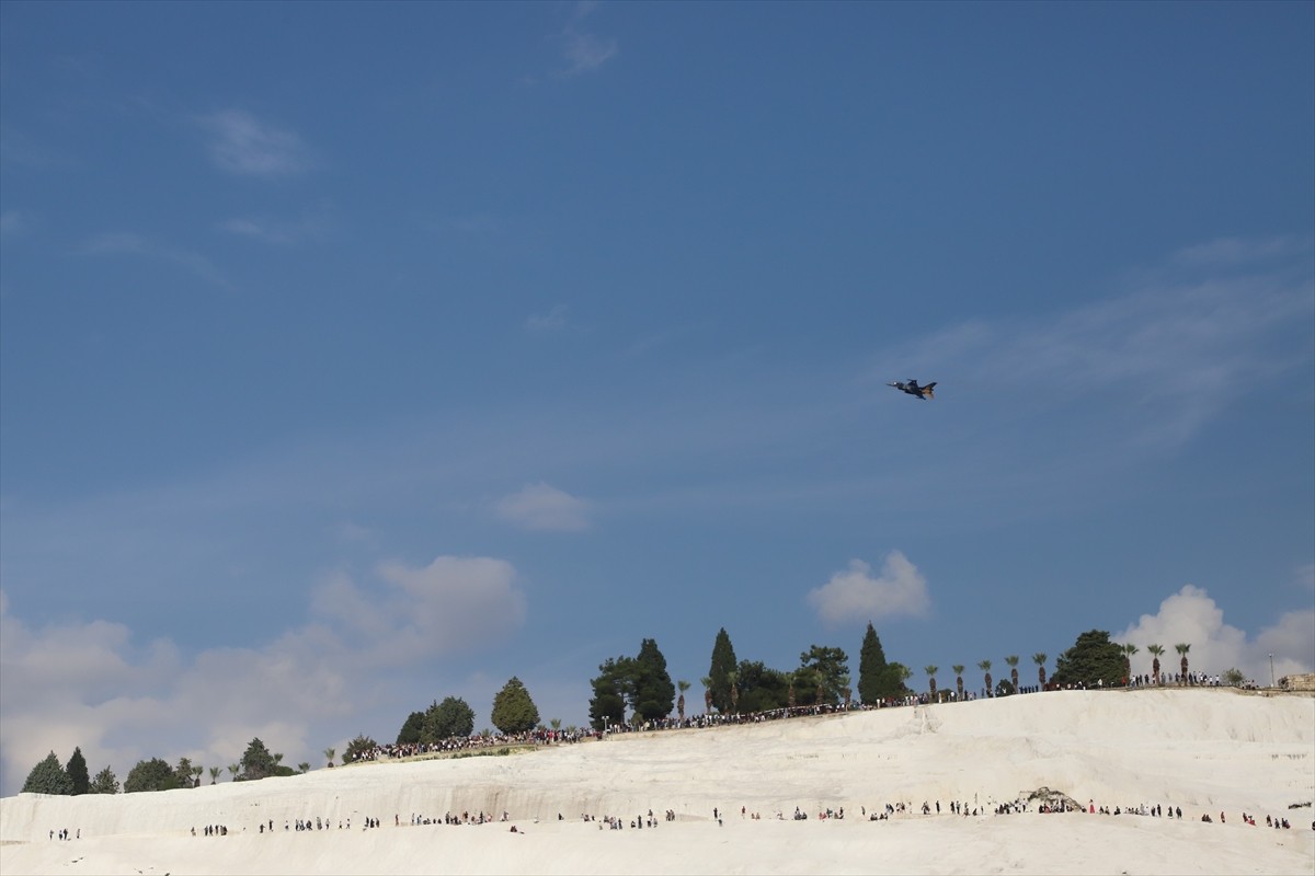 Türk Hava Kuvvetlerinin akrobasi timi SOLOTÜRK, UNESCO Dünya Mirası Listesi'ndeki Pamukkale'de...