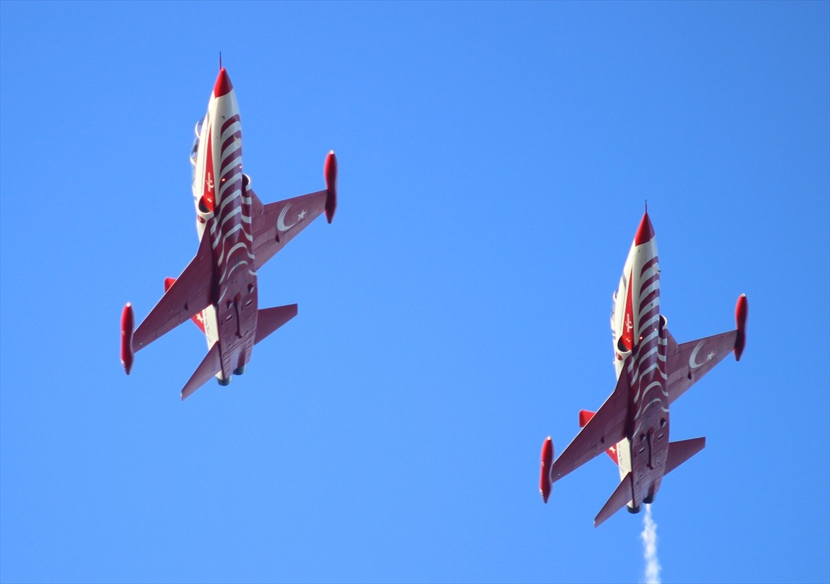 Türk Hava Kuvvetlerinin akrobasi timi Türk Yıldızları, Balıkesir'in Bandırma ilçesinde gösteri...