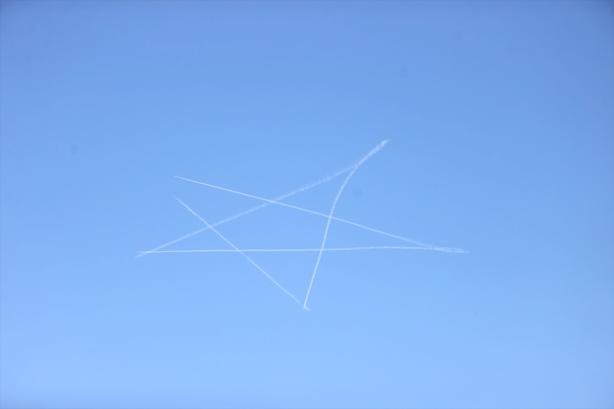 Türk Hava Kuvvetlerinin akrobasi timi Türk Yıldızları, Kırklareli semalarında gösteri uçuşu...