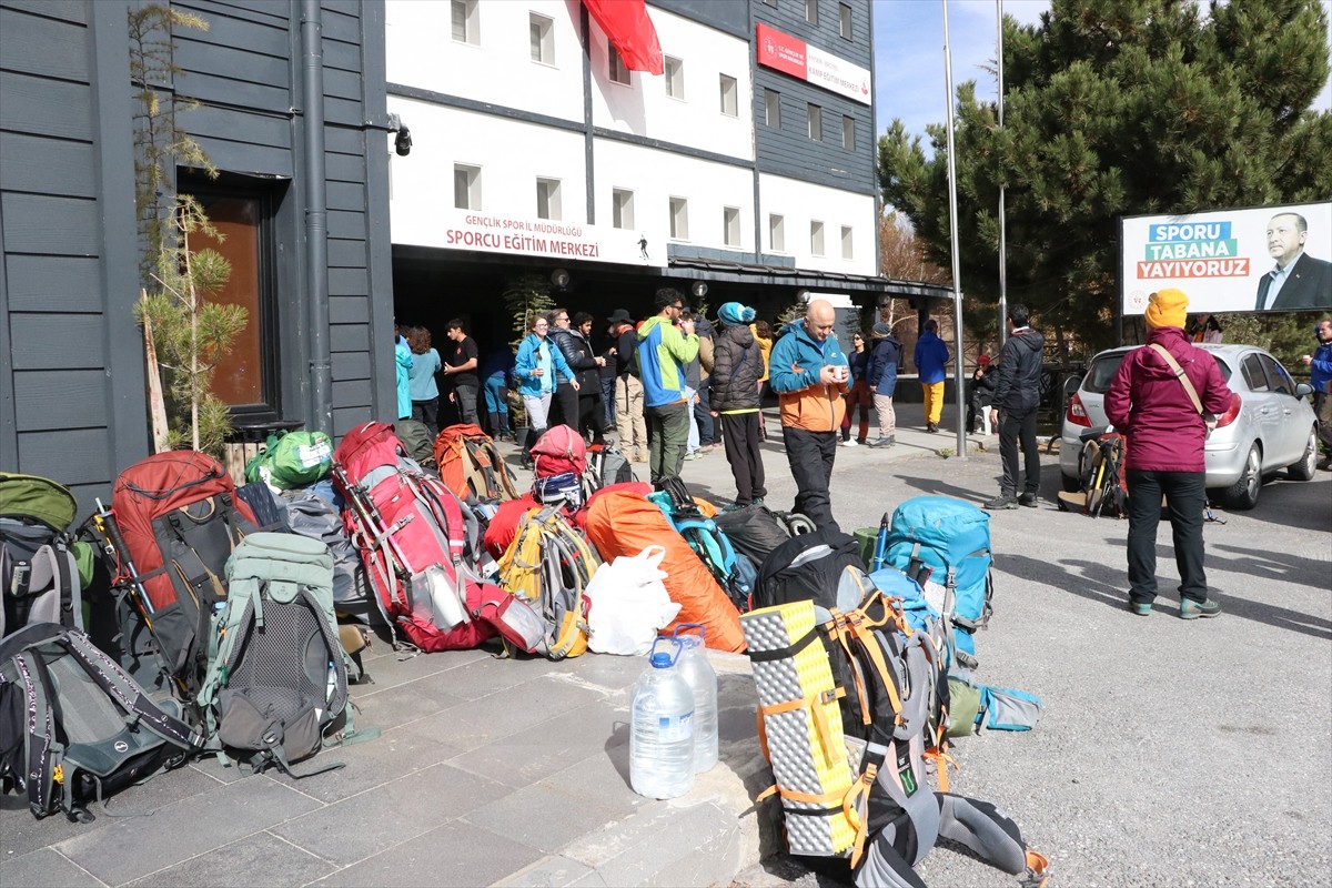 Türkiye'nin çeşitli illerinden Kayseri'ye gelen dağcılar, 29 Ekim Cumhuriyet Bayramı ve...