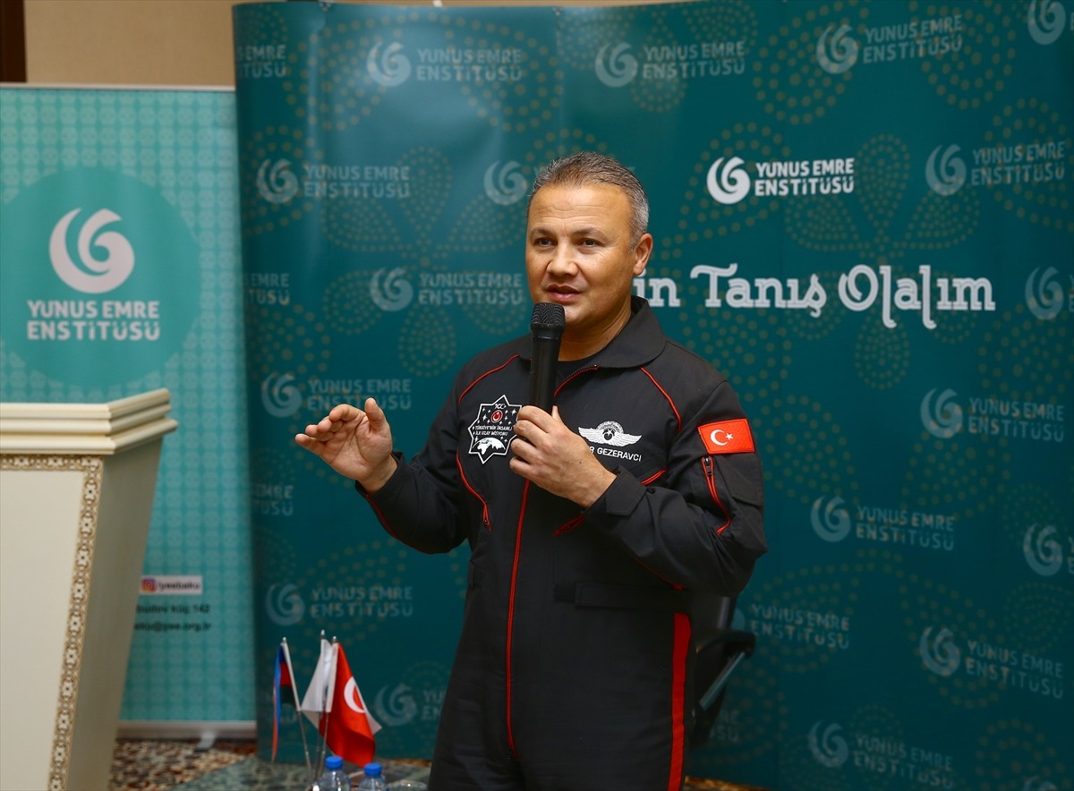 Türkiye'nin ilk astronotu Alper Gezeravcı, Azerbaycan'ın başkenti Bakü'de gençlerle bir araya...