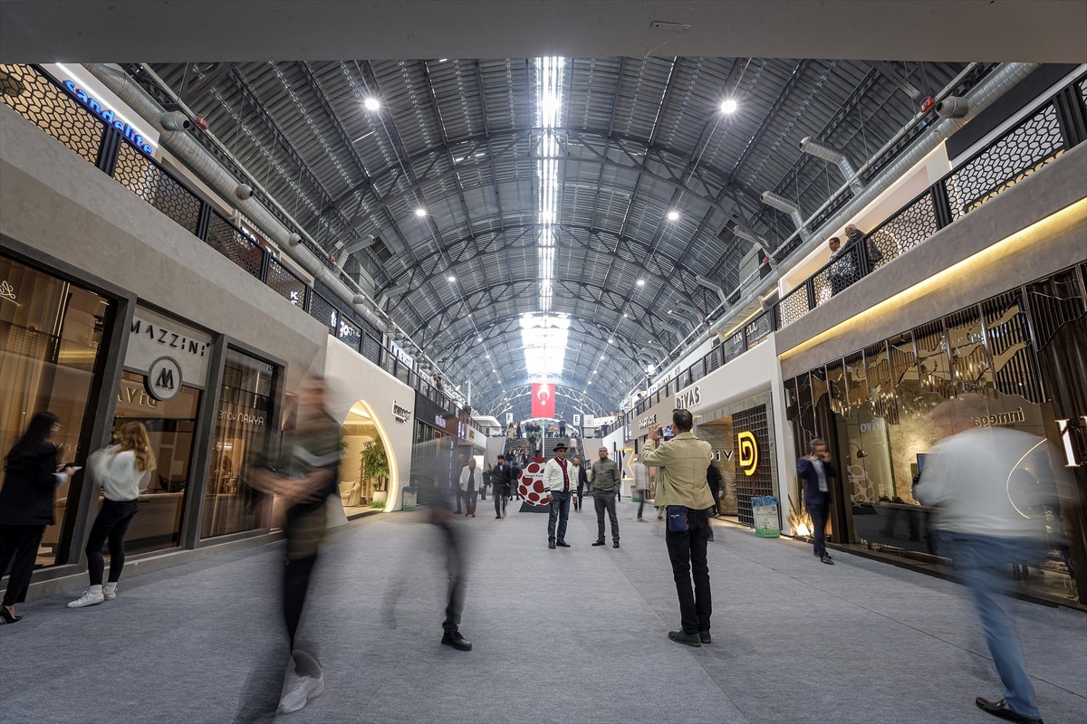 Türkiye'nin önemli mobilya üretim merkezlerinden Bursa'nın İnegöl ilçesinde 53'üncüsü düzenlenen...