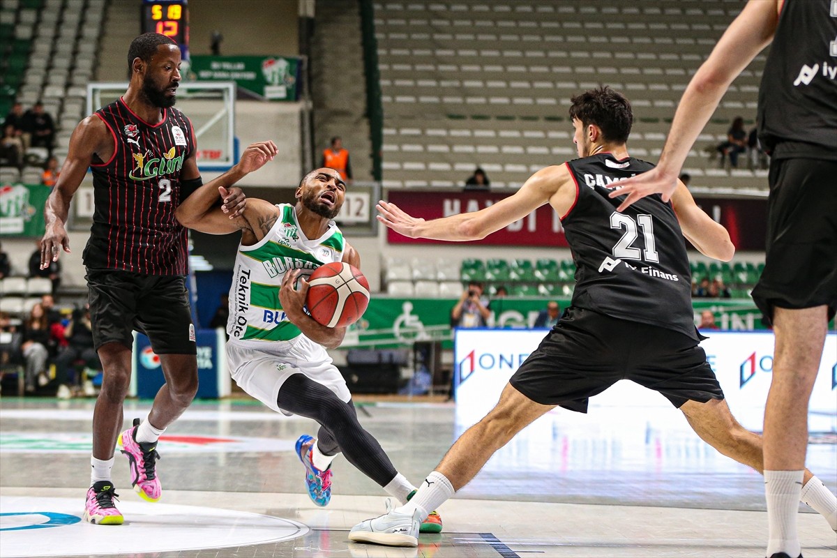 Türkiye Sigorta Basketbol Süper Ligi'nin 4. haftasında Bursaspor Basketbol ile Glint Manisa Basket...