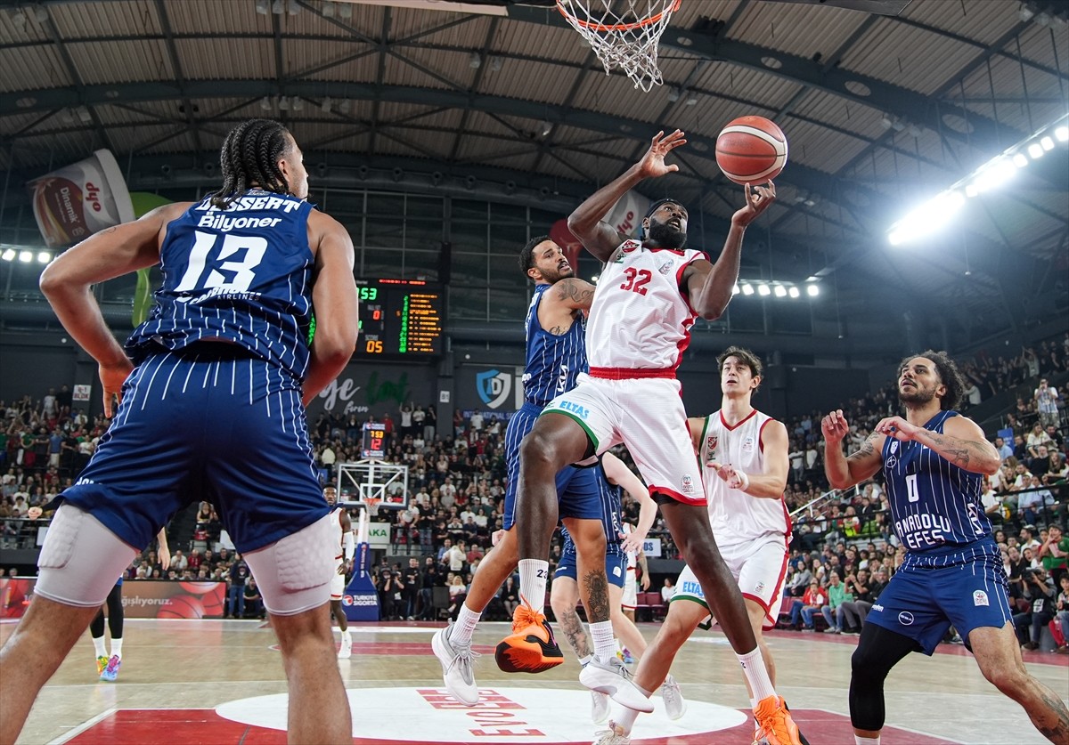 Türkiye Sigorta Basketbol Süper Ligi'nin 4. haftasında Karşıyaka ile Anadolu Efes, İzmir Mustafa...