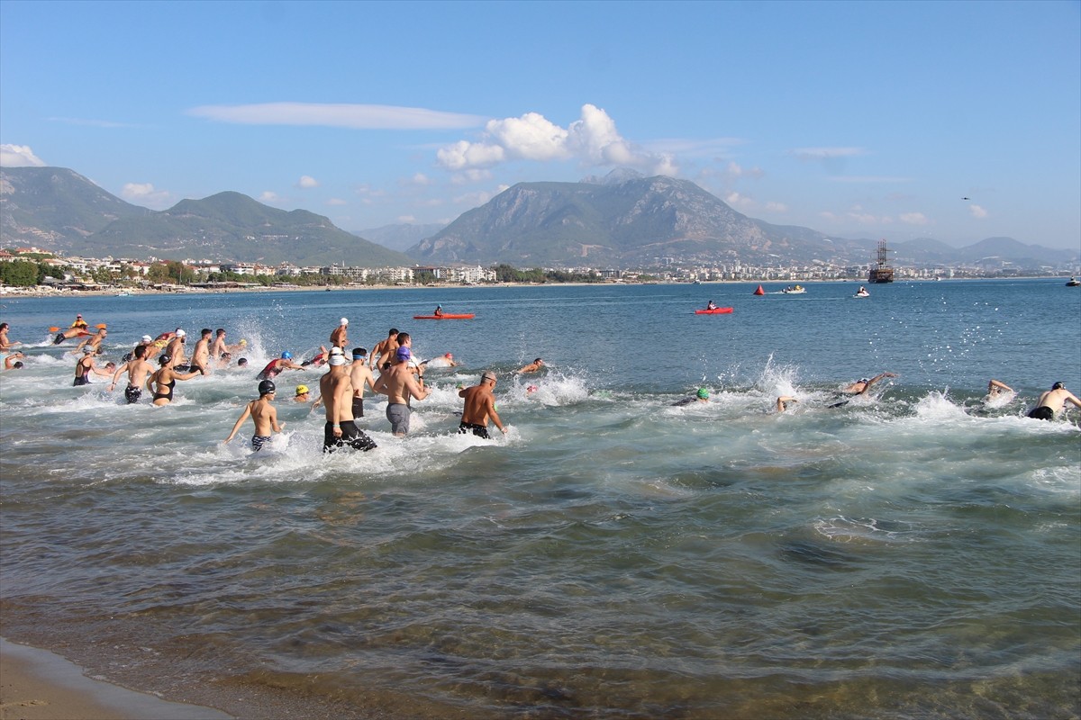 Türkiye Triatlon Federasyonu ile Alanya Belediyesinin iş birliğiyle düzenlenen 34. Alanya Triatlon...