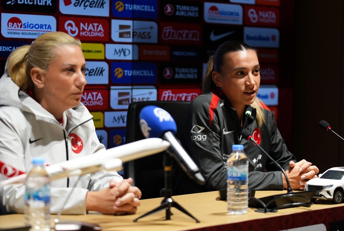 UEFA Uluslar B Ligi play-out rövanş maçında Türkiye ile Kosova İzmir'deki Gürsel Aksel Stadı'nda...