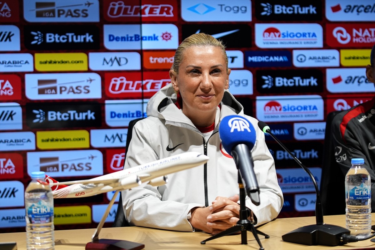 UEFA Uluslar B Ligi play-out rövanş maçında Türkiye ile Kosova İzmir'deki Gürsel Aksel Stadı'nda...