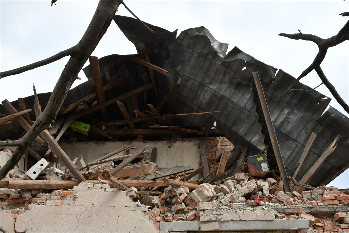 Ukrayna Devlet Başkanı Volodimir Zelenskiy, Rus ordusunun, ülkesine yönelik 500'e yakın insansız...