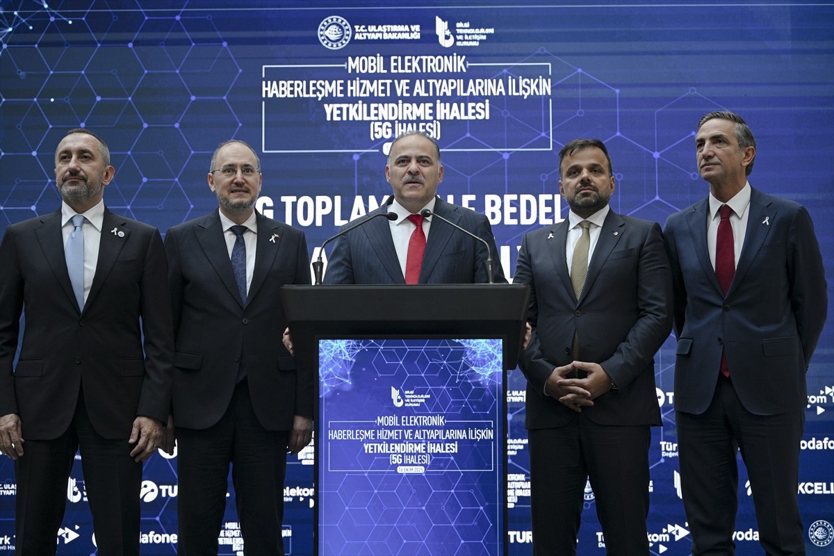 Ulaştırma ve Altyapı Bakan Yardımcısı Ömer Fatih Sayan (ortada), Bilgi Teknolojileri ve İletişim...