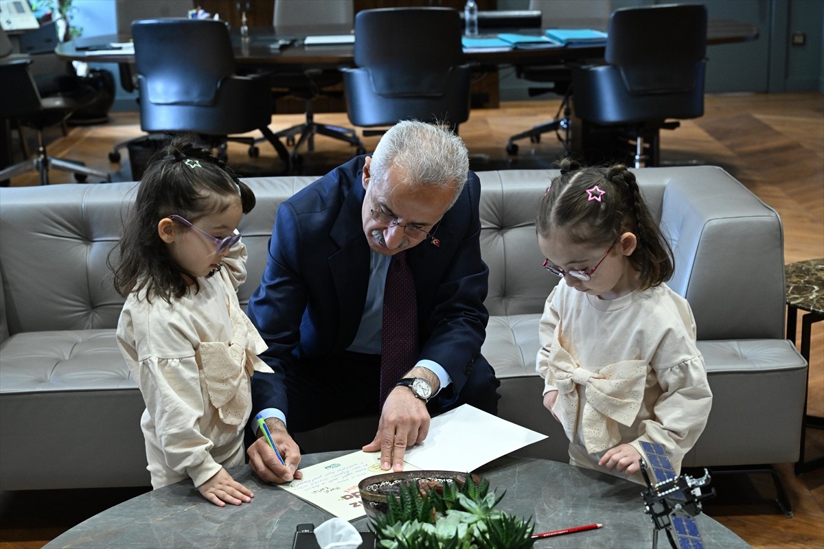 Ulaştırma ve Altyapı Bakanı Abdulkadir Uraloğlu, babalarıyla uçak inişlerini izlerken kaydedilen...
