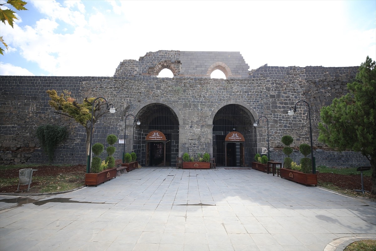 UNESCO Dünya Mirası Listesi'nde yer alan Diyarbakır Surları'ndaki bir burç, kentin geleneksel el...