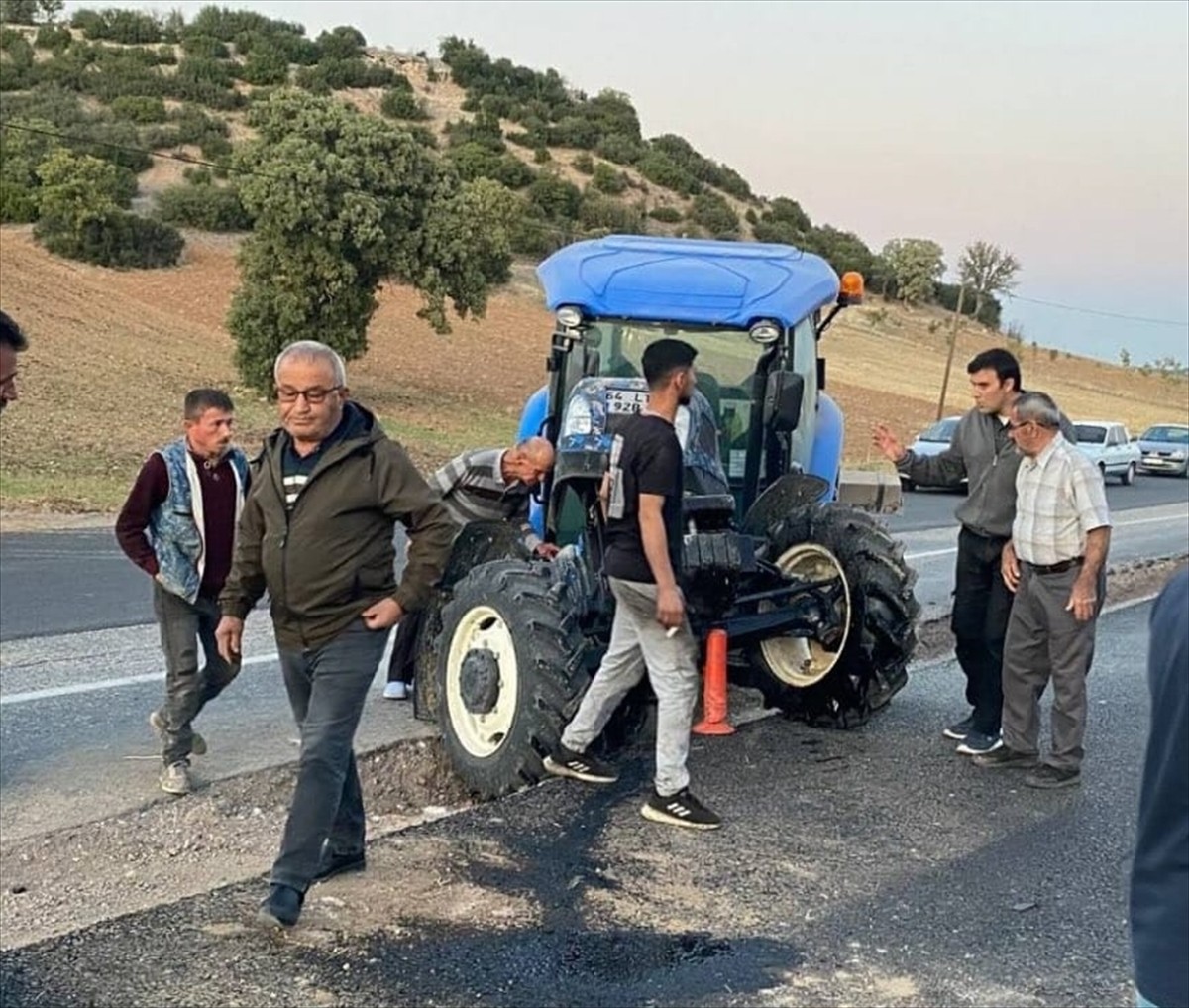 Uşak'ın Ulubey ilçesinde traktörle çarpışan otomobildeki karı koca yaralandı.