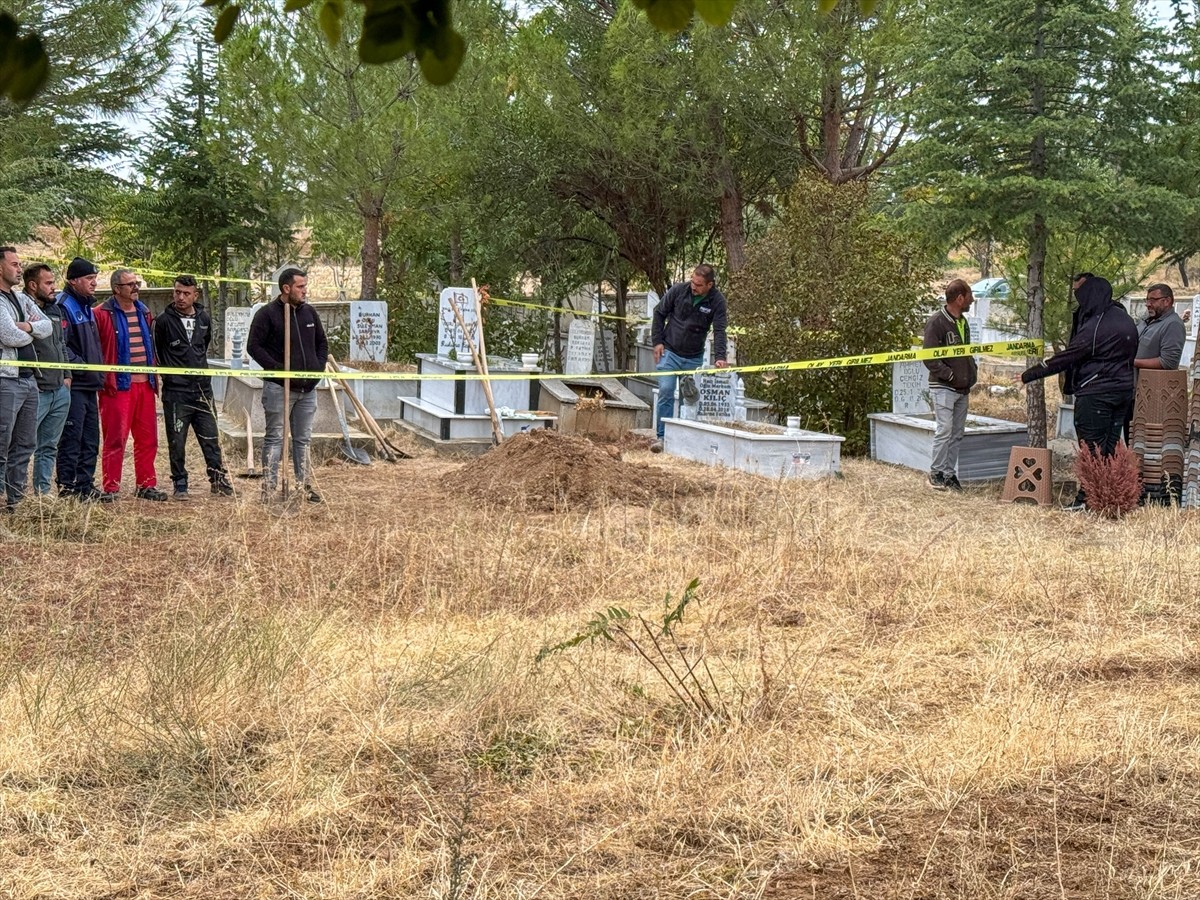 Uşak'ta hastane morgundan yanlış alınarak defnedilen cenaze, hatanın belirlenmesi üzerine mezardan...
