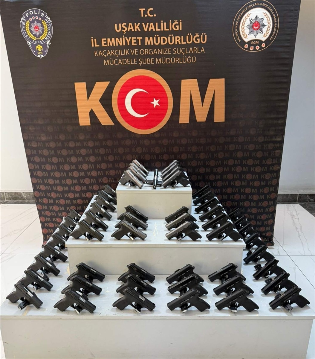 Uşak'ta, şehirler arası yolcu otobüsünde valizlerinde 55 ruhsatsız tabanca ele geçirilen yolcu...