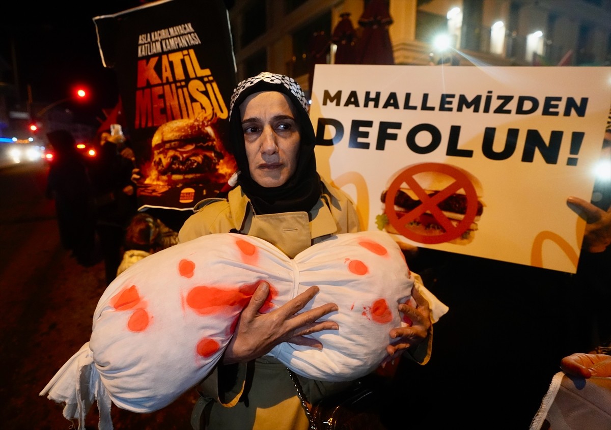 Üsküdar'da mahalle sakinleri, şube açmayı planlayan McDonald's'ı protesto etti. Bahçelievler...