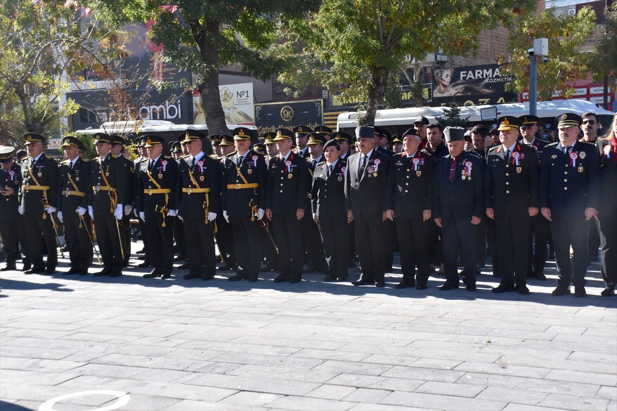 Van'da 29 Ekim Cumhuriyet Bayramı kutlamaları kapsamında çelenk sunma töreni düzenlendi. Saygı...