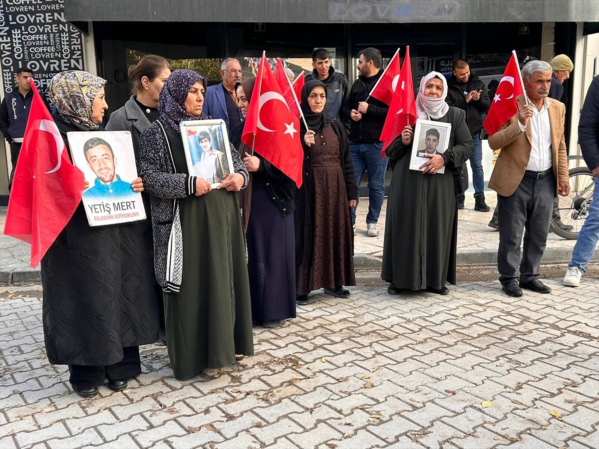 Van'da çocukları dağa kaçırılan aileler, DEM Parti İl Başkanlığı önündeki eylemlerine bu hafta da...