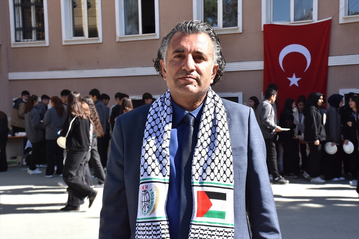 Van'daki birçok okulda İl Milli Eğitim Müdürlüğünün desteğiyle Gazze halkına yardım amacıyla...