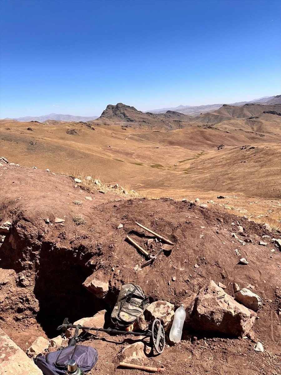 Van'ın Özalp ilçesinde kaçak kazı yapan 6 şüpheli, jandarma ekiplerince suçüstü yakalandı. Kaçak...