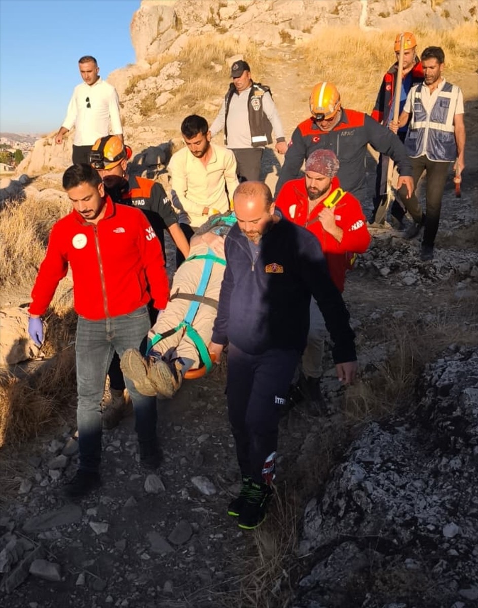 Van Kalesi'nde kayalık alandan mağaraya düşen Alman turist, mahsur kaldığı yerden ekiplerce...