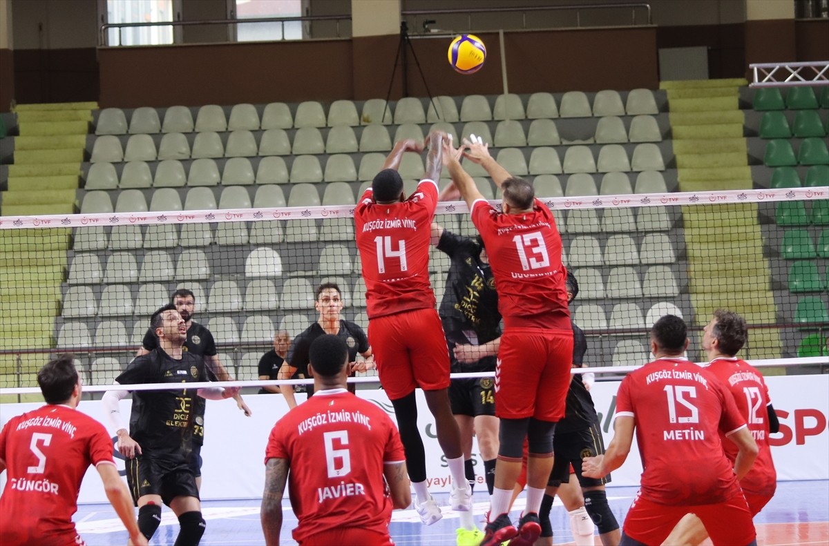 Voleybol SMS Grup Efeler Ligi'nin ikinci haftasında Kuşgöz İzmir Vinç Akkuş Belediyespor sahasında...
