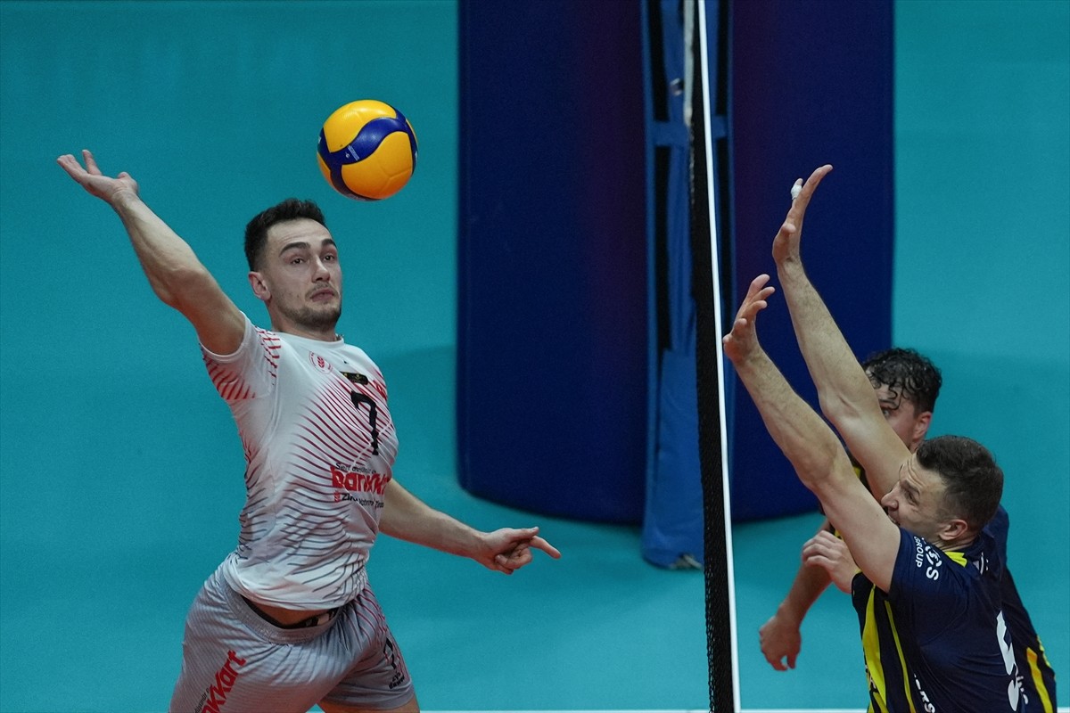 Voleybol SMS Grup Efeler Ligi'nin ilk hafta maçında Ziraat Bankkart ile Fenerbahçe Medicana...