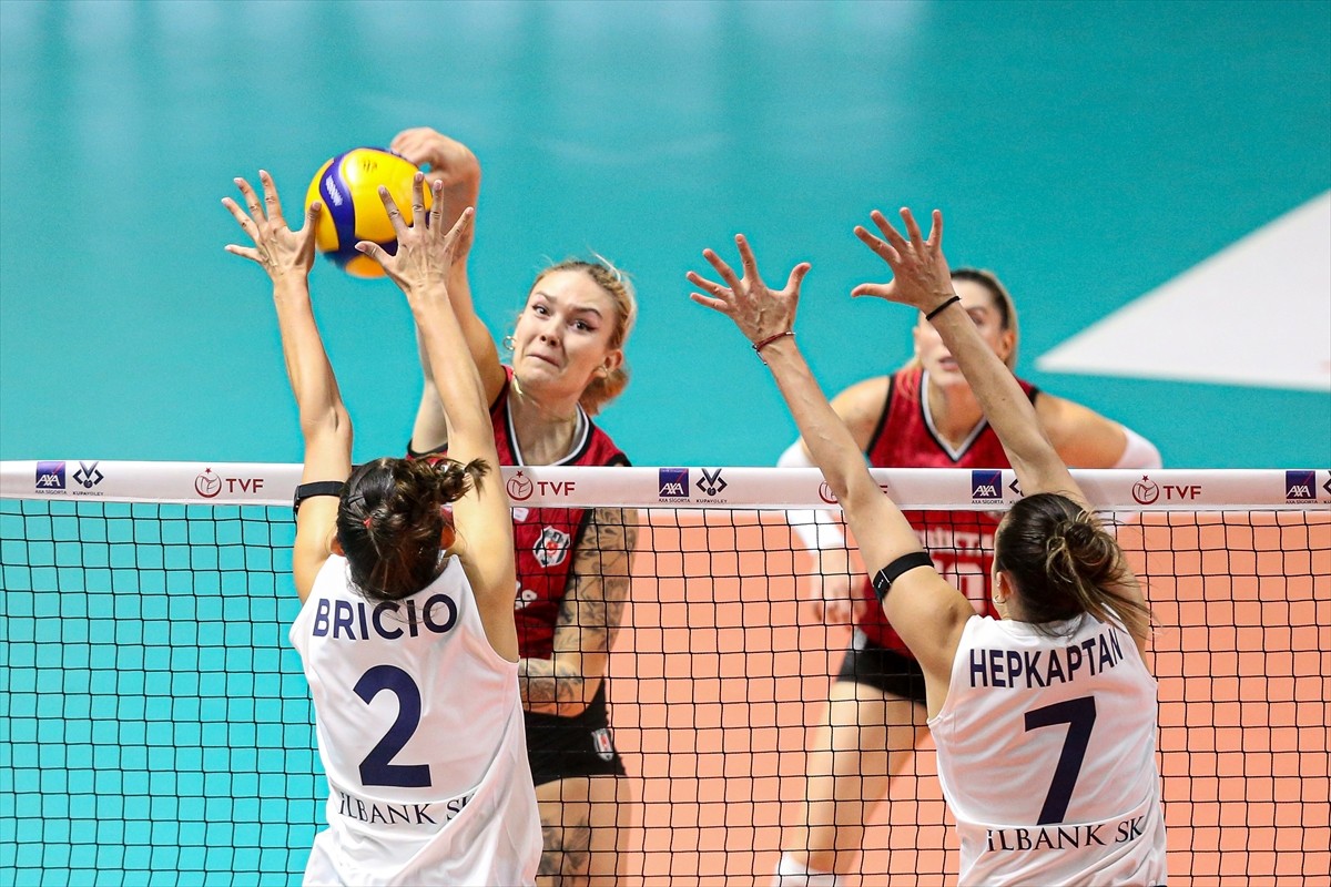 Voleybolda Kadınlar AXA Sigorta Kupa Voley 2. Grup maçında Beşiktaş ile İlbank takımları Cengiz...