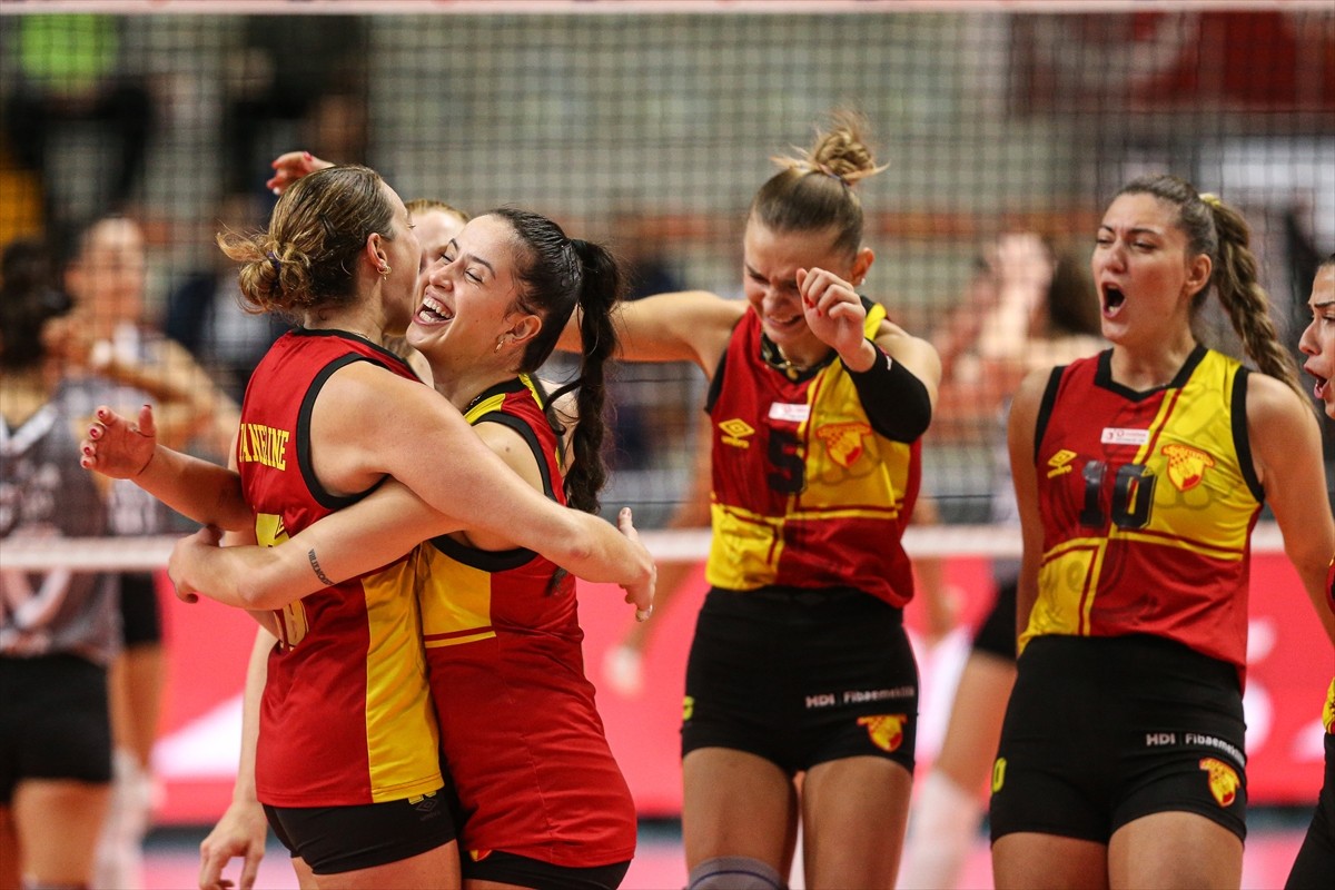 Voleybolda Kadınlar AXA Sigorta Kupa Voley 3. Grup maçında Göztepe ile Bahçelievler Belediyespor...