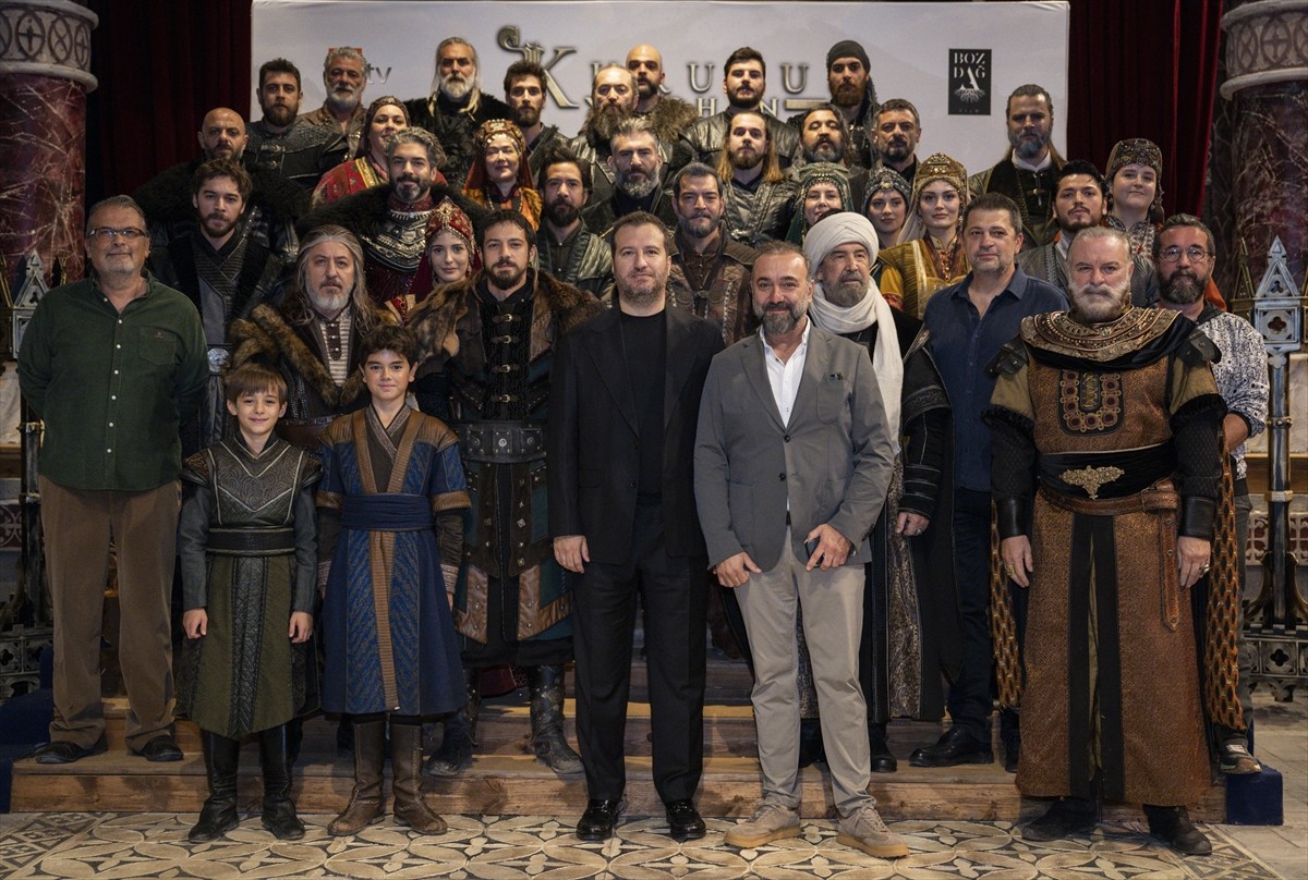 Yapımcılığı ve senaryosu Mehmet Bozdağ'a (ortada) ait olan "Kuruluş Orhan" dizisi 29 Ekim saat...